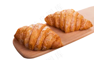木板上的两个牛角包,免抠元素