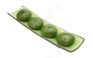 瓷盘里的美食青团