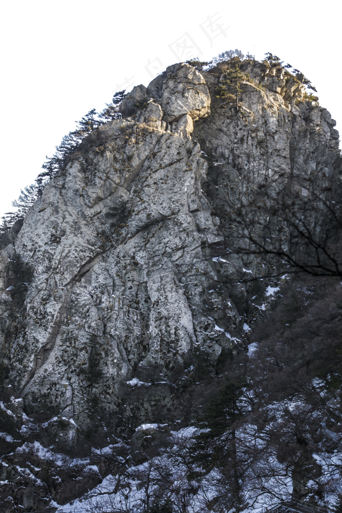 陡峭高耸于云的山峰