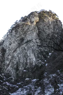 陡峭高耸于云的山峰