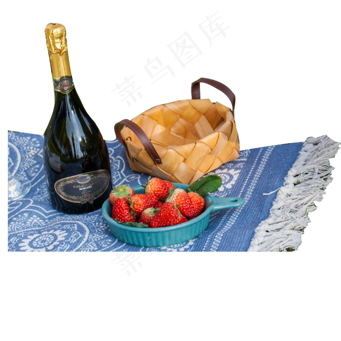 实拍野炊聚餐水果草莓酒