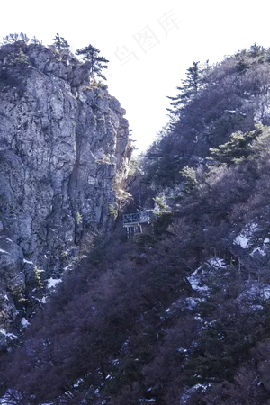 险峻重峦叠嶂的山峰