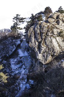 高耸如云陡峭的山峰