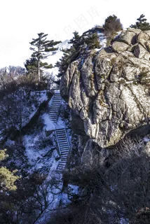 高耸如云陡峭的山峰 高耸如云陡峭的山峰