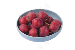 一个盘子里装满了山楂