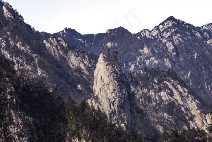 绵延起伏风景秀丽的山峰