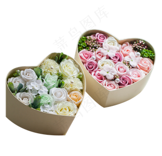 l两个爱心鲜花礼盒