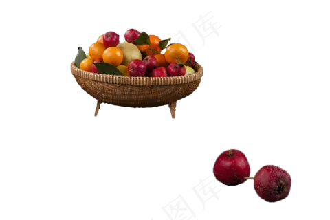 一篮子水果和两个山楂