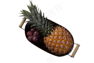 一盘子水果菠萝葡萄