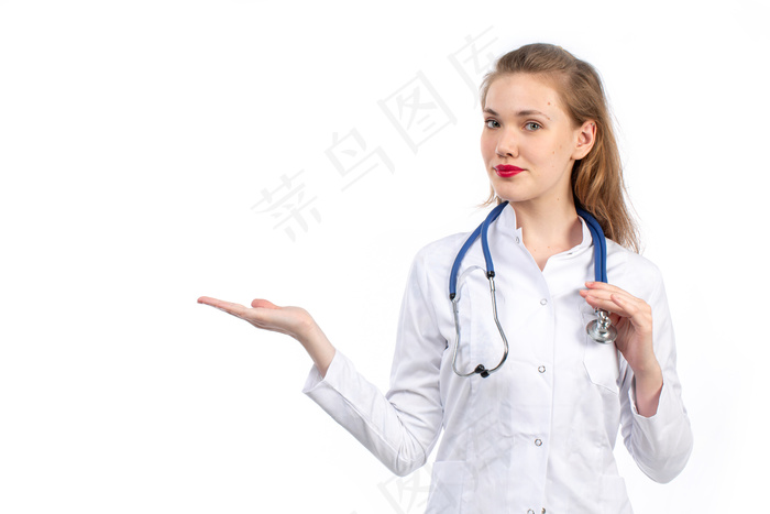 年轻女医生身穿白色医疗服，白色上戴听诊器