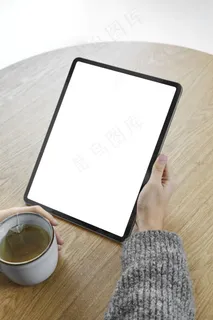 特写手持平板电脑