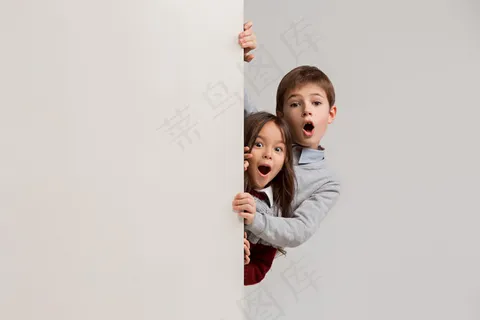 横幅banner上有一个惊讶的孩子在边缘偷看 横幅banner上有一个惊讶的孩子在边缘偷看