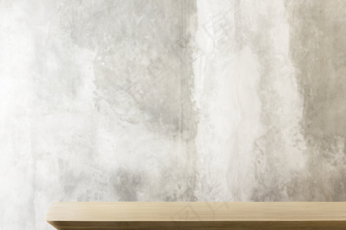 具有质朴灰墙产品背景的木桌