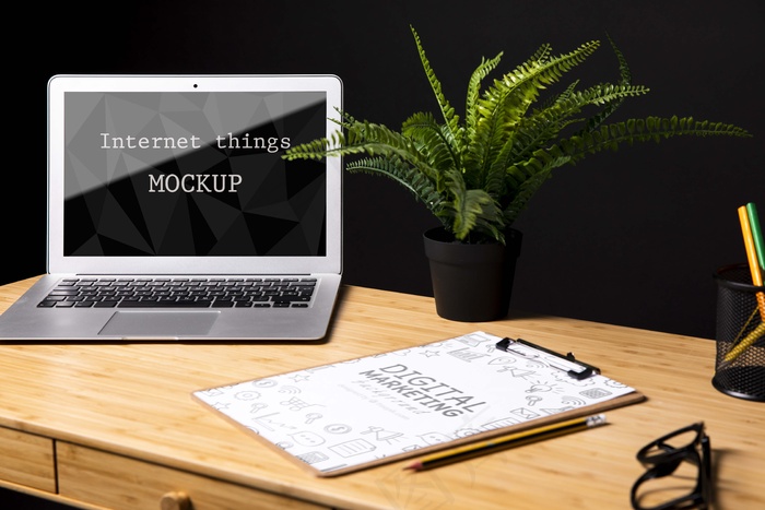 笔记本旁边的Macbook模型样机