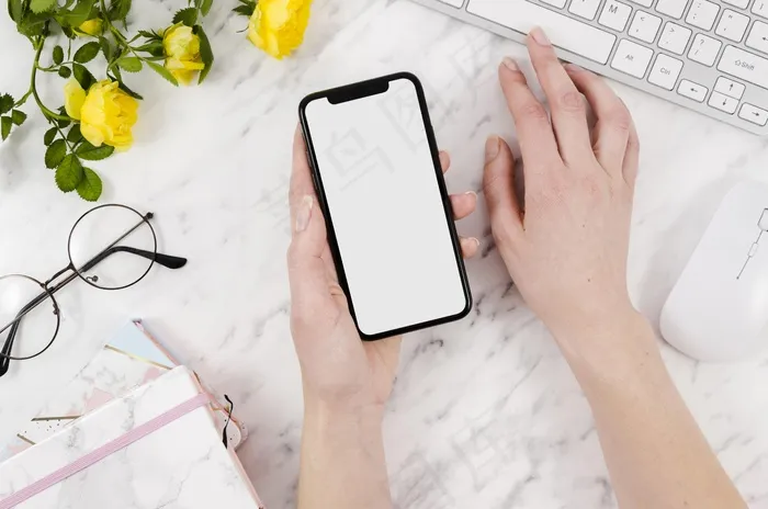 带花和键盘的顶视图智能手机模型样机psd模版下载