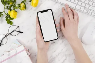 带花和键盘的顶视图智能手机模型样机