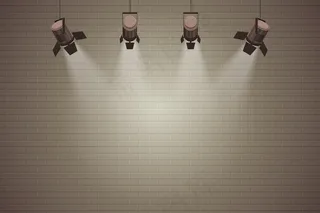 背景为聚光灯的砖墙