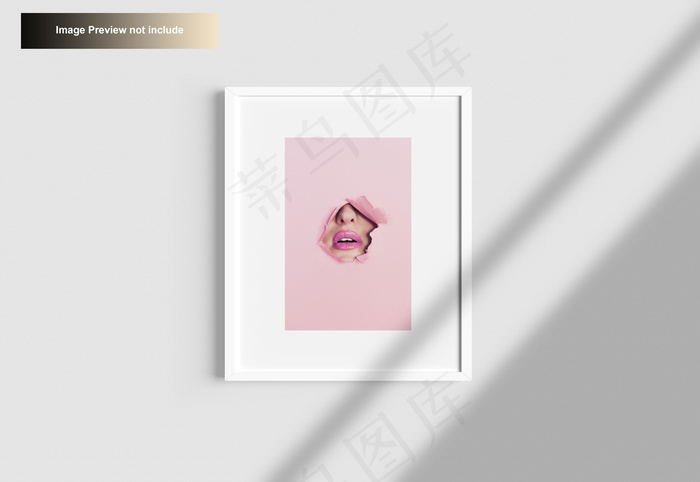 优雅的最小相框模型样机挂在墙上