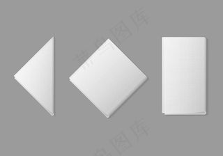 一套白色折叠方形三角形餐巾背景俯视图。表格设置