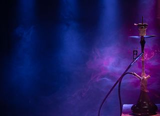 带有彩色光线和烟雾的经典水烟管。