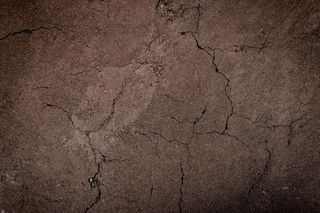 龟裂贫瘠的地面，干燥的土壤纹理背景，土层的形式，颜色和质地，背景土的纹理层