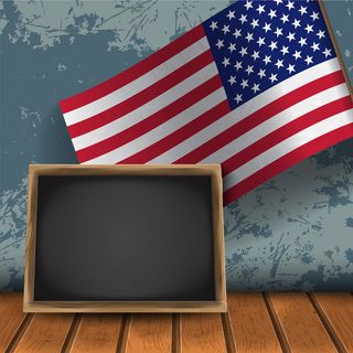 美国现实主义者旗帜banner，黑色木质黑板，墙壁背景上留有文本空间