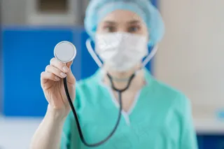 带听诊器的特写护士