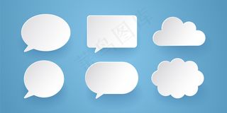 蓝色背景上的纸样通讯气泡。