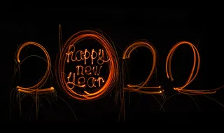 新年快乐 2022 闪闪发光的燃烧文本新年快乐 2022 孤立在黑色背景