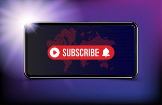 订阅按钮与铃声图标在现实智能手机与世界地图。