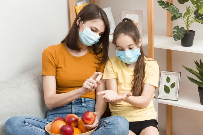 给妈妈吃水果再给女孩吃