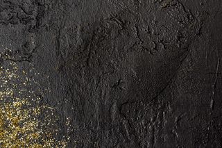 俯视带金色闪光的石板背景