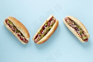 上图为热狗和蓝色背景