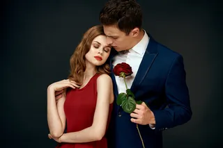 一对漂亮性感的年轻男女情侣穿黑色衣服