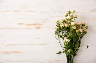 木桌上美丽的白玫瑰