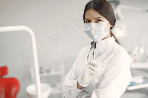 在牙科诊所工作的漂亮牙医 在牙科诊所工作的漂亮牙医