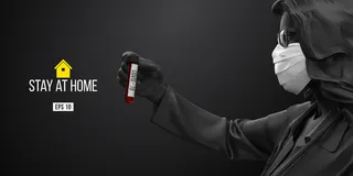 新型冠状病毒。黑衣女人，戴着黑色背景的白色面具。