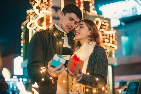 女人收到男朋友送的礼物 女人收到男朋友送的礼物