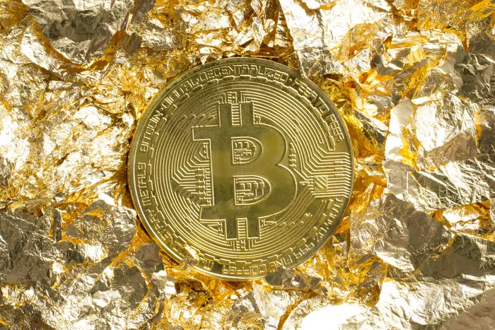 比特币在装饰背景周围的金箔片上