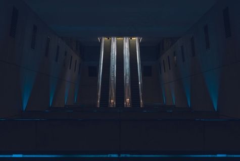 晚上地铁站的自动扶梯