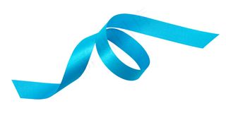 白色桌子上孤立的一条蓝丝带