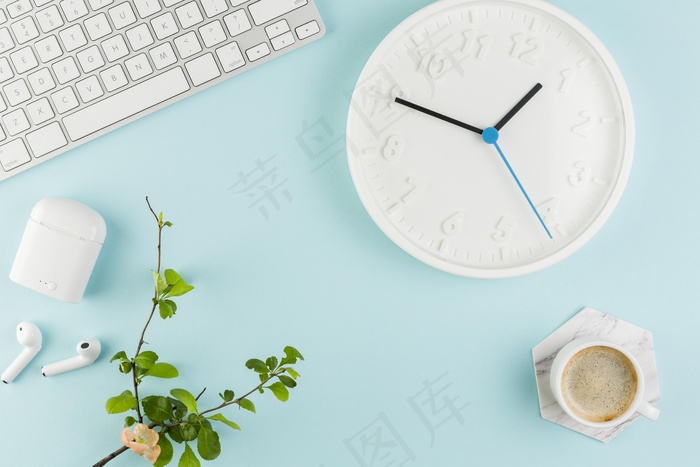 带时钟和植物的桌面俯视图
