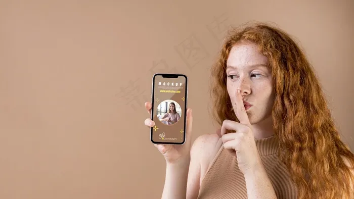 手持智能手机模型样机的年轻女子psd模版下载