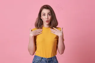 兴奋的张嘴美女穿着休闲t恤