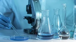 使用显微镜的特写研究员