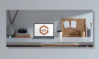 带笔记本电脑、文具和相机的工作台