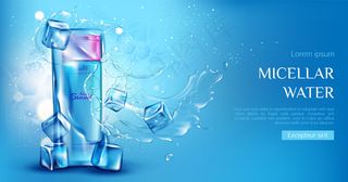 胶束水化妆品瓶与冰块，水溅上蓝色