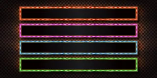 一套逼真的复古字幕广告牌，透明背景上带有邀请用的电灯。复古装饰的概念。