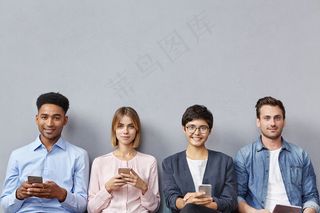 坐在候车室的一群人