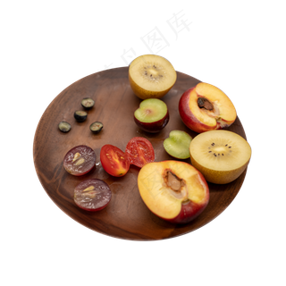 切开的水果和木盘